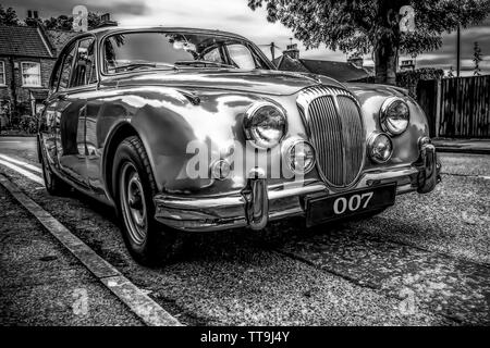 Daimler 250 V8-Limousine mit 007 Nummernschild in Schwarz und Weiß Stockfoto