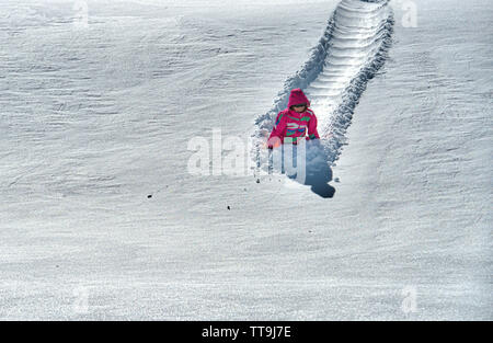 Usa: 030615: ein Snow Hill in Winchester Virginia abgedeckt bietet eine perfekte Schnee Tag weg von der Schule zu verbringen, 6. März 2015. (Foto durch Stockfoto