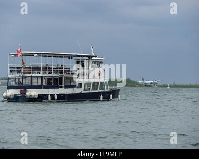 Toronto, Kanada. 15 Juni, 2019. Ste. Marie ich Boot Kreuzfahrt auf dem Lake Ontario und Air Canada Express DHC -8-400 Landung im Hintergrund auf Island Airport. Stockfoto