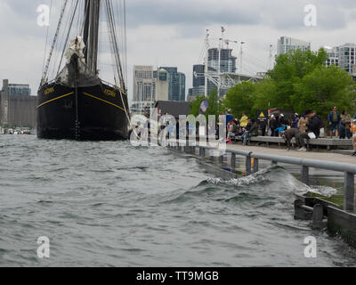 Toronto, Kanada. 15 Juni, 2019. Toronto Tall Ship Kajama im Quay angedockt ist, mit Ontario See Wasser aus starken Regenfällen Spritzer auf der Station befindet. Stockfoto