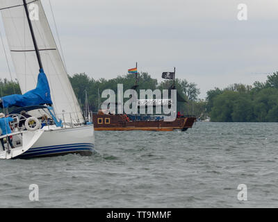 Toronto, Kanada. 15 Juni, 2019. Yachtcharter in der Annäherung an einen Piraten Leben tour Schiff am Lake Ontario. Stockfoto