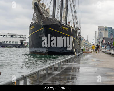 Toronto, Kanada. 15 Juni, 2019. Toronto Tall Ship Kajama im Quay mit Regen angedockt ist - erhöhte Wasserstand zu verschütten auf der Pier. Stockfoto