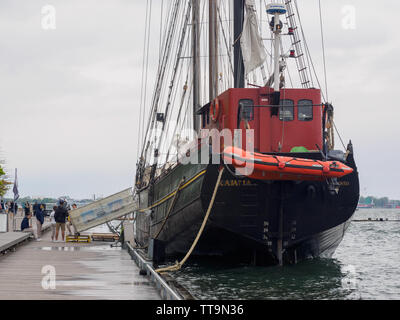 Toronto, Kanada. 15 Juni, 2019. Toronto Tall Ship kajama Stern, im Quay mit sammelschale Wasserbeaufschlagung über Bord an einem regnerischen Tag angedockt. Stockfoto