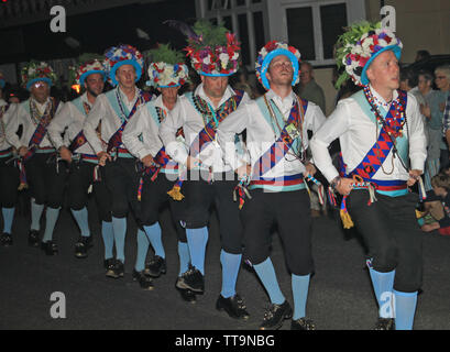 Honiton, Devon, England - 10. AUGUST 2012: eine Truppe von traditionellen Englischen Morris Dancers Teil nimmt in der Nacht schließen Prozession o folk Woche Stockfoto