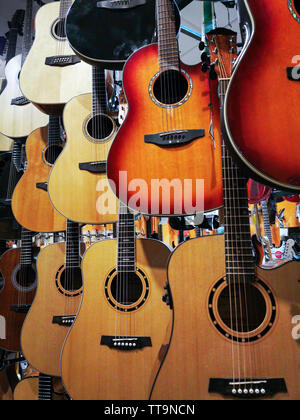 Metall akustischen Gitarren, die an den Wänden der Music Store vorbereitet Stockfoto