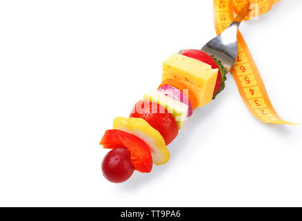 Snack von Gemüse auf Gabel mit Massband isoliert auf weißem Stockfoto