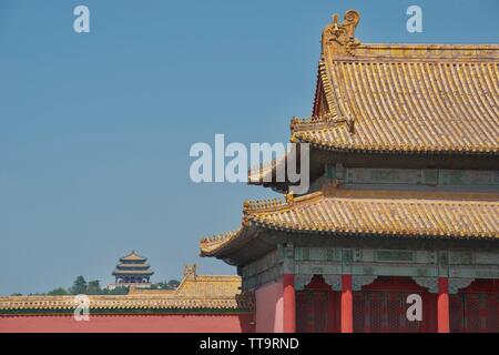 Profil von traditionellen chinesischen Gebäude in Peking's Forbidden City Palace. Pagode auf bewaldeten Hügel in der Ferne Stockfoto