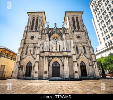 Außenansicht der gotischen Kathedrale aus Stein von San Fernando an einem sonnigen Tag in San Antonio, Texas. Stockfoto