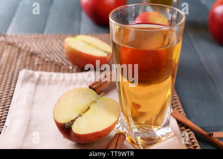 Glas Apfelsaft auf Holztisch, Nahaufnahme Stockfoto