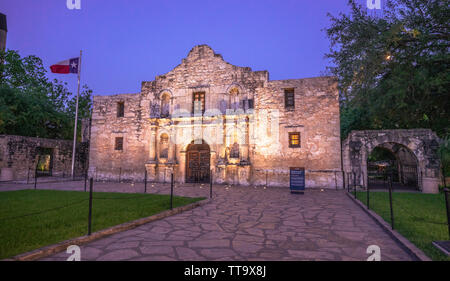 Am Abend Blick auf die historischen Wahrzeichen der Alamo mit Texas Flagge vor. Stockfoto