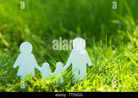 Ausschnitt Familie über grünem Gras Hintergrund Stockfoto