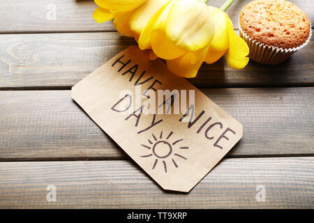 Frische Kuchen, Tulpen und haben einen schönen Tag Massage auf Holz- Hintergrund Stockfoto