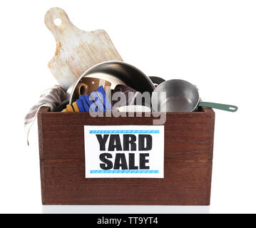 Box von unerwünschtem Material bereit für Yard Sale isoliert auf weißem Stockfoto