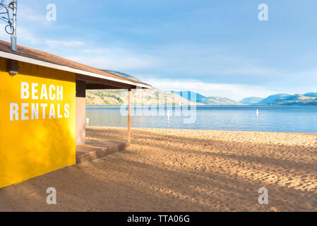 Paddle Board und Kajak beach Rental Store auf Sudbury Strand in Penticton, BC, Kanada, einem beliebten Strand für Touristen und Einheimische Stockfoto