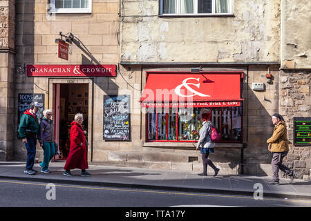 Fußgänger außerhalb Cranachan and Crowdie", Purveyor von feinen Schottischen Essen, Trinken und Geschenke in der Royal Mile/High Street, Edinburgh, Schottland, Großbritannien Stockfoto