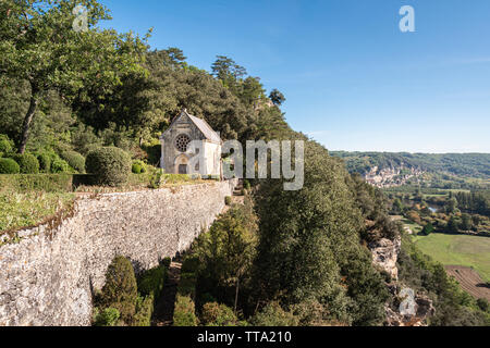 Alte Kirche und Blick auf das Tal der Dordogne Stockfoto