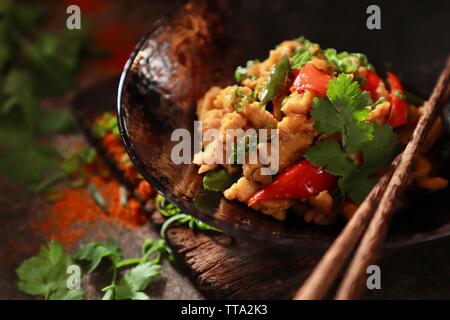 Gebratenen Hähnchen mit Paprika im zeitgenössischen Stil Stockfoto