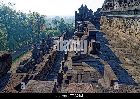 Borobudur, Zentraljava, Indonesien. 7. Mai, 2019. Die 9.-Jahrhundert Buddhistische Tempel Borobudur Verbindungen, UNESCO-Weltkulturerbe, Central Java. Stockfoto