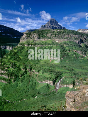 USA, Montana, Glacier National Park, Reynolds Berg überragt Wasserfall auf Reynolds Creek und üppige Tal. Stockfoto