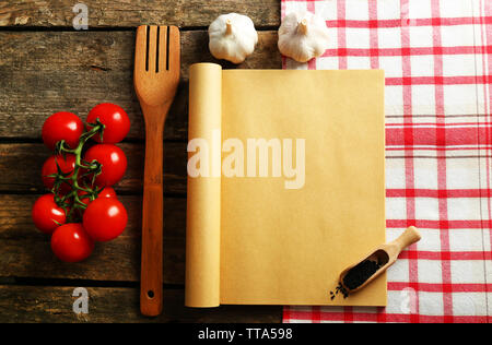 Rezeptbuch, Gemüse und Gewürzen auf Holz- Hintergrund öffnen Stockfoto