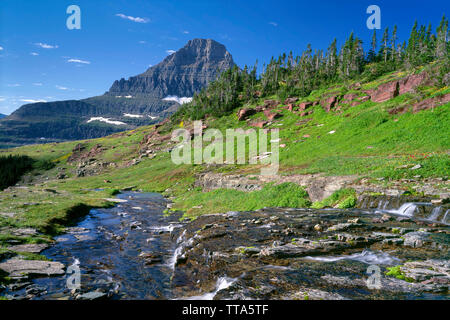 USA, Montana, Glacier National Park, Logan Creek hinunter Sedimentschichten mit Reynolds Berge in der Ferne, in der Nähe von Logan Pass. Stockfoto