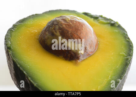 Halbe Avocado in Nahaufnahme Stockfoto