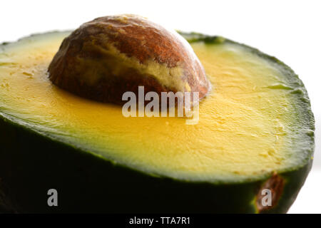 Halbe Avocado in Nahaufnahme Stockfoto