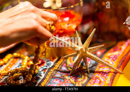 Weibliche Hand decorationg Tabelle mit Herbst und Winter Theme Stockfoto