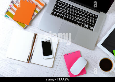 Bürobedarf und Gadgets auf weiße Tabelle, Ansicht von oben Stockfoto