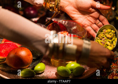 Weibliche Hand decorationg Tabelle mit Herbst und Winter Theme Stockfoto