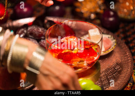 Weibliche Hand decorationg Tabelle mit Herbst und Winter Theme Stockfoto