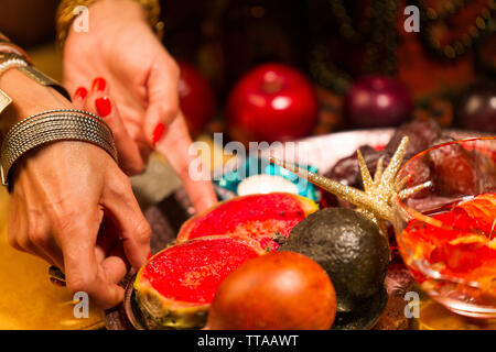 Weibliche Hand decorationg Tabelle mit Herbst und Winter Theme Stockfoto