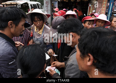 28 Juni 2018, Kunming, China - Gruppe der Arbeitnehmer anmelden Für die vergebenen Arbeiten Stockfoto