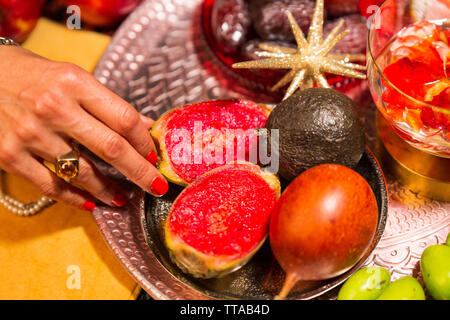 Weibliche Hand decorationg Tabelle mit Herbst und Winter Theme Stockfoto