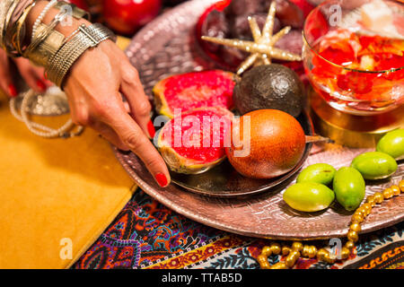 Weibliche Hand decorationg Tabelle mit Herbst und Winter Theme Stockfoto