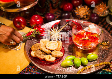 Weibliche Hand decorationg Tabelle mit Herbst und Winter Theme Stockfoto