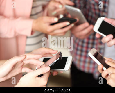 Viele Hände, die Mobiltelefone in der Nähe von Stockfoto