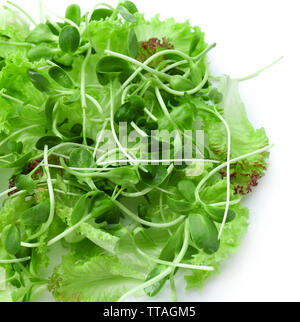 Frischer gemischter grüner Salat isoliert auf weißem Stockfoto