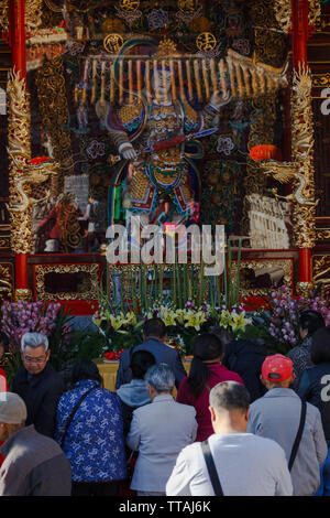 17 Feb 2018 - Kunming/China - Menge von Gläubigen in einem Tempel - chinesische Neujahrsfest Stockfoto