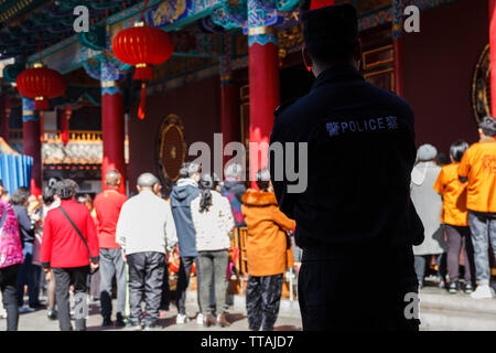 17 Feb 2018 - Kunming/China - Polizei watch chinesische Neujahrsfest im Tempel Stockfoto