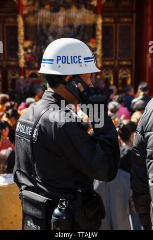 17 Feb 2018 - Kunming/China - Polizei watch chinesische Neujahrsfest im Tempel Stockfoto