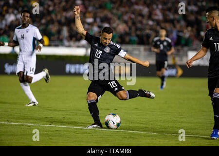 Pasadena, USA. 15 Juni, 2019. Andres Guardado (18) Rips einen Schuß von der 18 Yard Linie in der zweiten Hälfte der Mexikanischen Gold Cup öffner gegen Kuba. Credit: Ben Nichols/Alamy leben Nachrichten Stockfoto