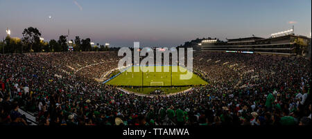 Pasadena, USA. 15 Juni, 2019. Über 65.000 Fans waren anwesend Unter klarem Himmel für Mexiko vs Kuba im Gold Cup in der Rose Bowl. Credit: Ben Nichols/Alamy leben Nachrichten Stockfoto