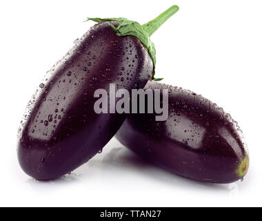 Frische Auberginen mit Tropfen isoliert auf weißem Stockfoto