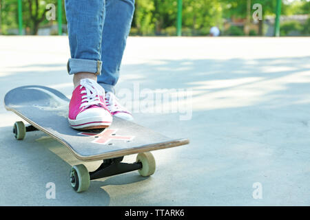 Jungen Skater in Detektive stehen auf skate Stockfoto