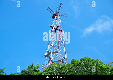 Telecommunication Tower und blauer Himmel Stockfoto