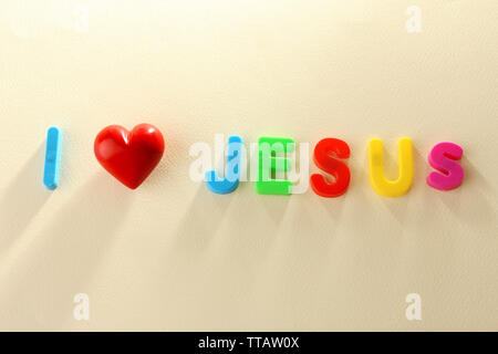 Ich liebe Jesus Zeichen mit bunten Kunststoff Buchstaben auf Licht strukturierten Hintergrund dargestellt Stockfoto