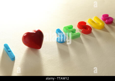 Ich liebe Jesus Zeichen mit bunten Kunststoff Buchstaben auf Licht strukturierten Hintergrund dargestellt Stockfoto