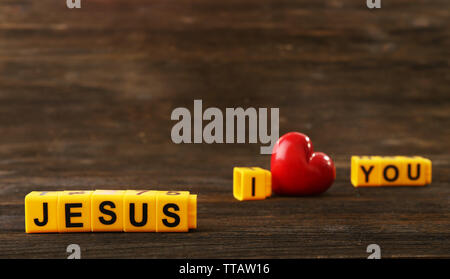 Ich liebe Jesus mit gelben Kunststoff Buchstaben auf Holz- Hintergrund dargestellt Stockfoto