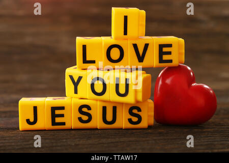 Ich liebe Jesus mit gelben Kunststoff Buchstaben auf Holz- Hintergrund dargestellt Stockfoto